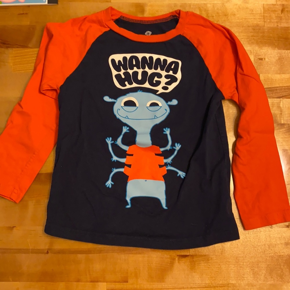 Long sleeve graphic shirt “wanna hug”